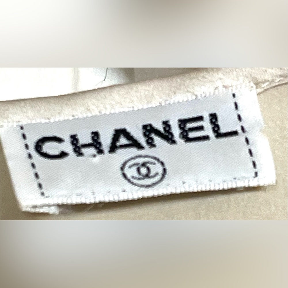 CHANEL Silk Cream Tuck Pleat Short Sleeve Top, Pearlescent Chanel buttons - Picture 3 of 10